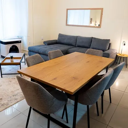 Apartment Chic Retreat With Charm *