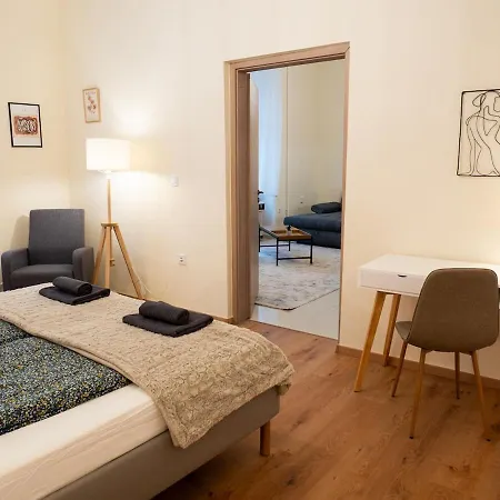 Chic Retreat With Charm Διαμέρισμα